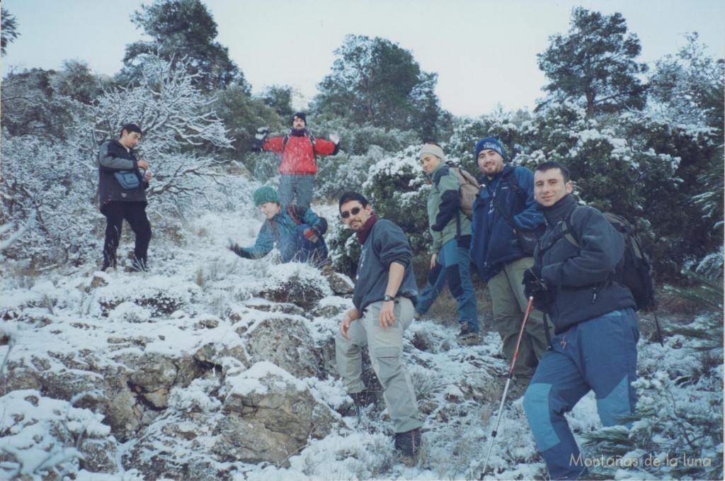 De izquierda a derecha: tirando nieve David y Sara, Jesús Santana, Zaida, Alex y Pablo subiendo por la senda a la cima del Carche